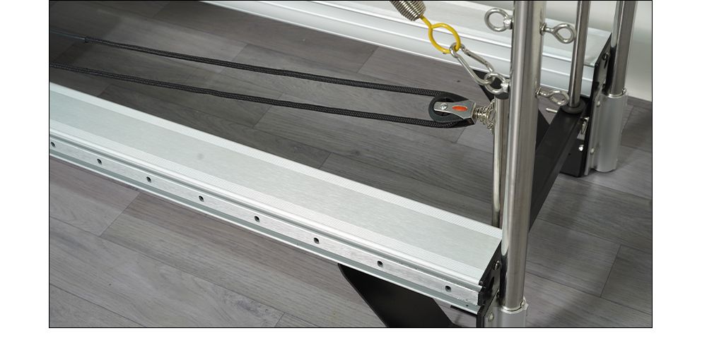 Riformatore di pilates in lega di alluminio con asciugamano