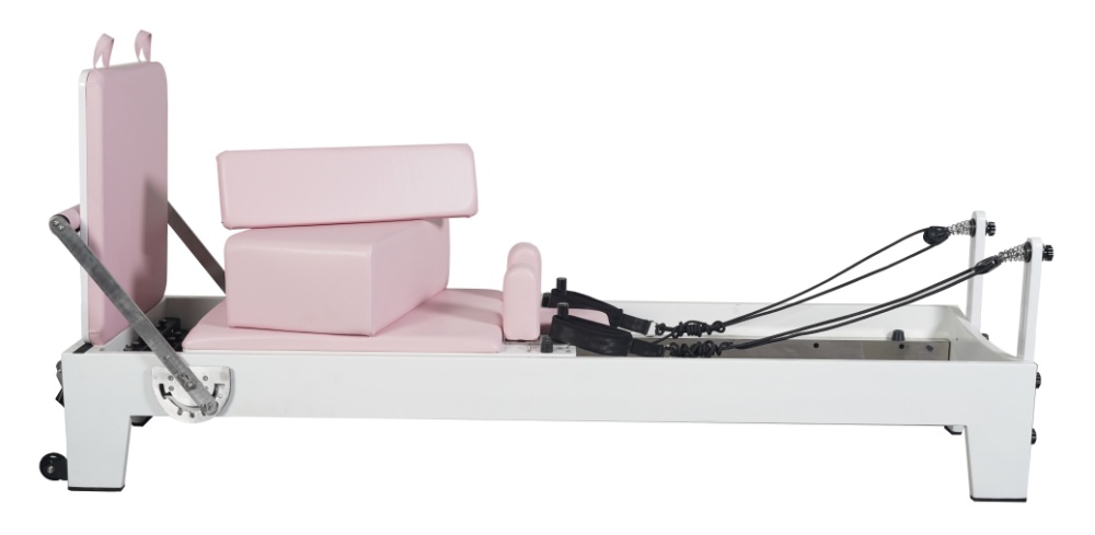 Attrezzatura di pilates rosa in quercia dipinta bianca