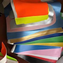 Guanti di boxe personalizzati Materiale superficiale, abbiamo una varietà di materiali premium da selezionare, come PU, microfibra, mucca e così via.