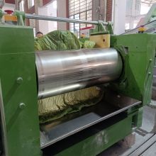 Processo di produzione, le materie prime vengono trasformate in tappetino yoga attraverso impasto, plastificante, schiuma e altre tecniche di lavorazione.
