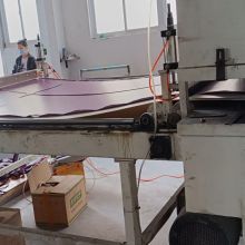 Il processo di taglio, personalizzare il mado in base alle dimensioni personalizzate e tagliare il tappetino yoga attraverso la macchina da taglio automatica che garantisce efficacemente la consistenza del prodotto.