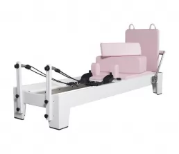 Attrezzatura di pilates rosa in quercia dipinta bianca