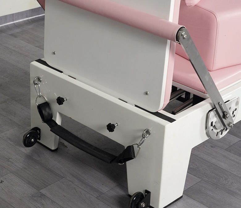 Attrezzatura di pilates rosa in quercia dipinta bianca