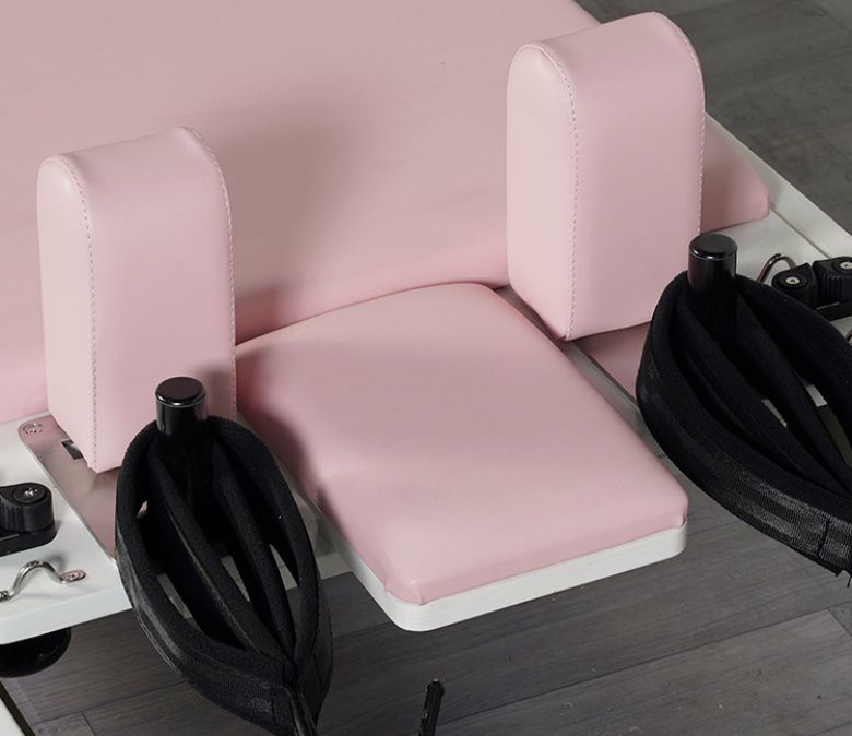 Attrezzatura di pilates rosa in quercia dipinta bianca