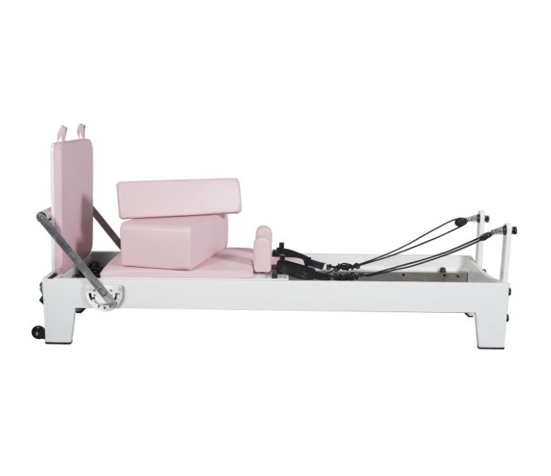 Attrezzatura di pilates rosa in quercia dipinta bianca