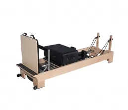 ALTERIORE ALL&#039;ALCEMENTO CORE LETTO CORE ACCOLA IN PILATES MACCHINA REFORMER con poggiapiedi interni