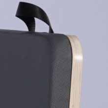 Puoi scegliere la microfibra (1/1,2 mm) o la pelle PU e possiamo anche produrre pelle di consistenza sferica, che è diversa dal trattamento liscio della superficie del modello di base. Stampa laser gratuita di logo per più di 5 unità.