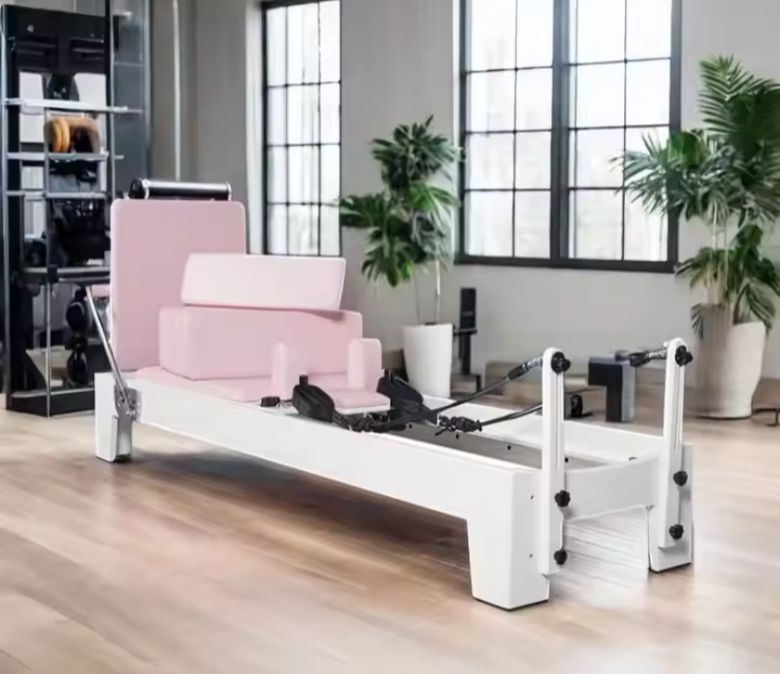 Attrezzatura di pilates rosa in quercia dipinta bianca