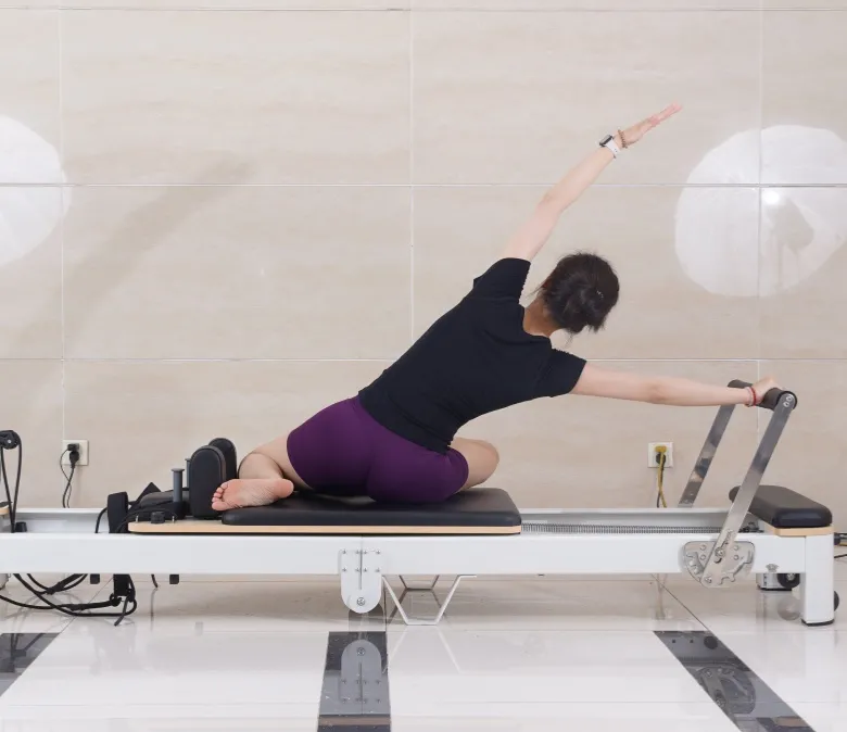 Riformatore di pilates pieghevoli in alluminio bianco in alluminio in vendita
